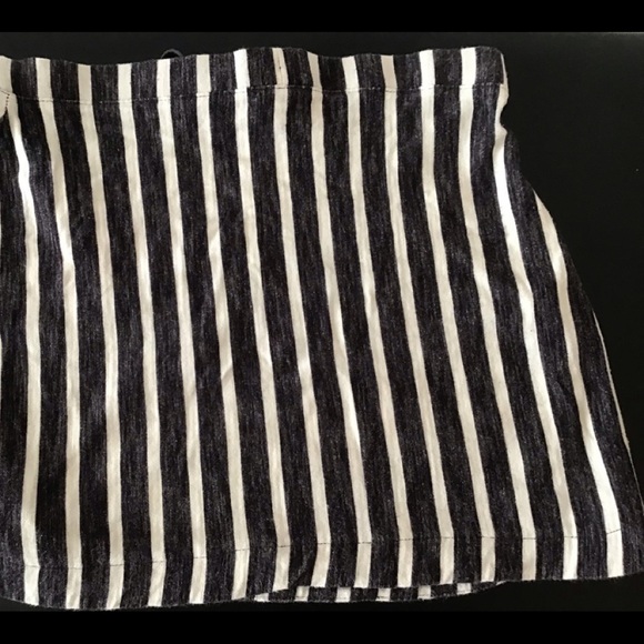 Gap XS Petite stripped Black & White Mini Skirt EXCELLENT CONDITION - Picture 2 of 5